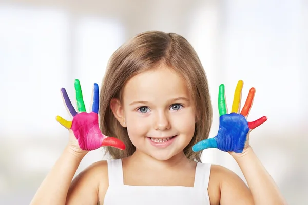 Niña con manos pintadas de colores — Foto de Stock