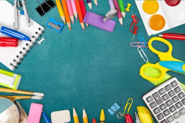 Arka plan üzerinde okul malzemeleri