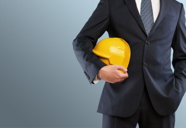 kask ile çalışan adam