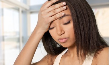 baş ağrısı olan Afrika kadın