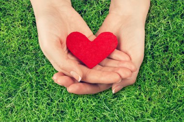 kırmızı kalp ellerinde