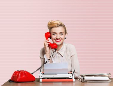 Vintage daktiloda çalışan kadın