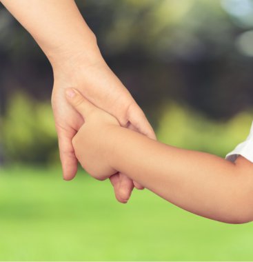 baba bebek elini tutarak