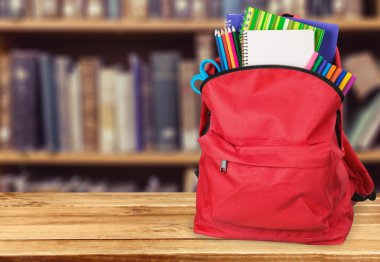 Arka plan üzerinde okul sırt çantası.