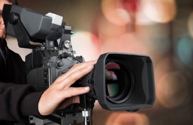 Kameraman ile onun fotoğraf makinesi  