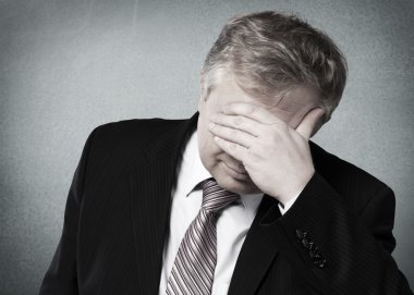 Orta yaşlı işadamı düşünceli poz