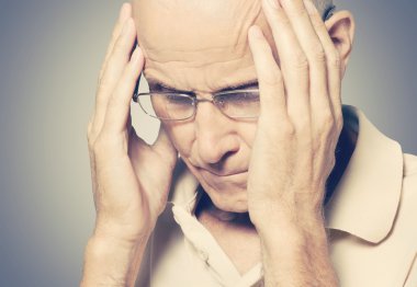 üzgün yaşlı beyaz adam portresi 