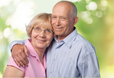 ev gülümseyen kıdemli mutlu çift