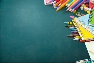 Arka plan üzerinde okul malzemeleri