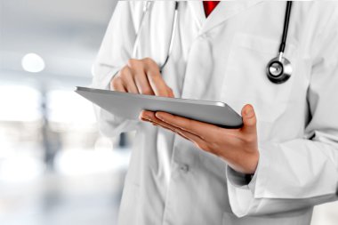 tablet pc ile çalışan doktor