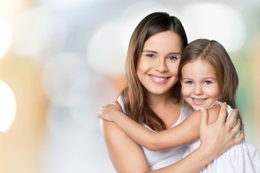 Anne ve Kız Sarılıyor  