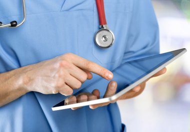 tablet pc ile çalışan doktor