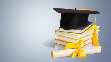 Mezuniyet kolej kitap yığını üzerinde