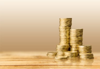 Altın madeni para yığınları 