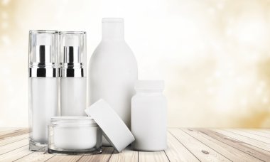 Kozmetik kapları izole