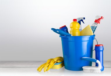 plastik şişeler, sünger ve eldiven Temizleme