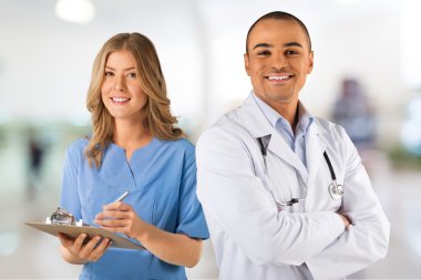 erkek kadın hemşire doktorla