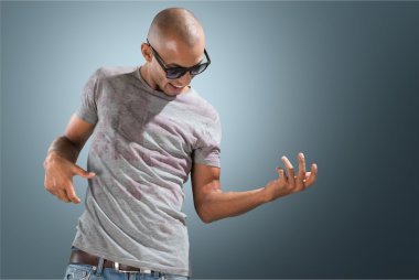 rock gitar çalar gibi genç adam