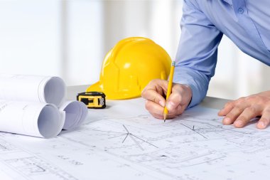 Mimar inşaat planı üzerinde çalışma