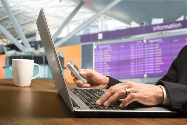telefon laptop ile erkek el 