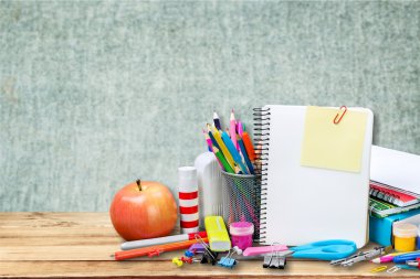 Arka plan üzerinde okul malzemeleri