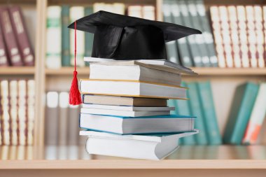 Mezuniyet kolej kitap yığını üzerinde