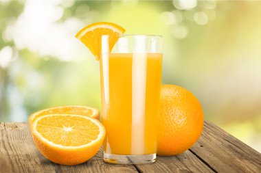 portakal suyu ve portakal dilimleri