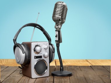 Retro tarzı mikrofon ve kulaklıklar 