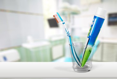 Yeni renkli diş fırçaları 