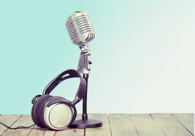 Retro tarzı mikrofon ve kulaklıklar 