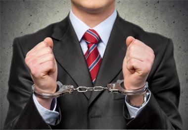 Adam arkadan kelepçeli