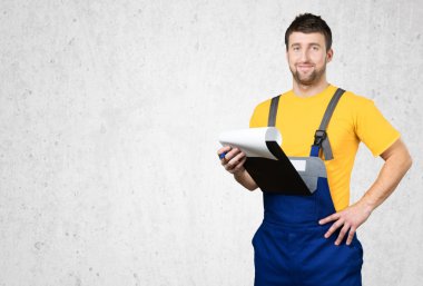 Neşeli yakışıklı makinist portresi 