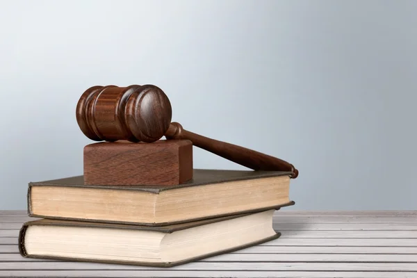 Gerechtigkeitswaage und Bücher — Stockfoto