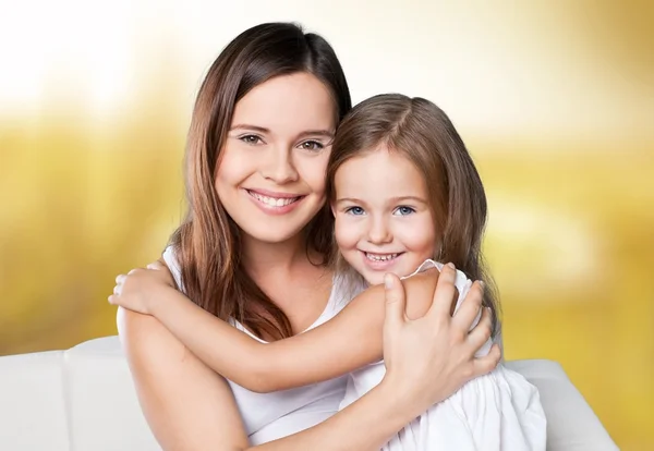 Madre e hija abrazando —  Fotos de Stock