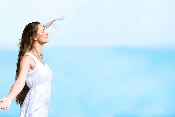 Mujer posando cerca del mar — Foto de Stock
