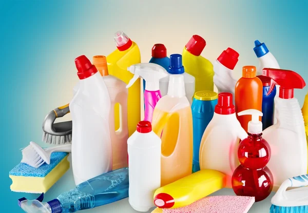 Garrafas de plástico e esponjas de limpeza — Fotografia de Stock