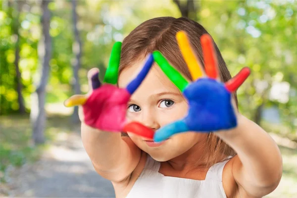 Petite fille avec des mains peintes colorées — Photo