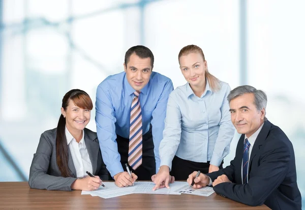 Erfolgreiches Geschäftsteam arbeitet — Stockfoto