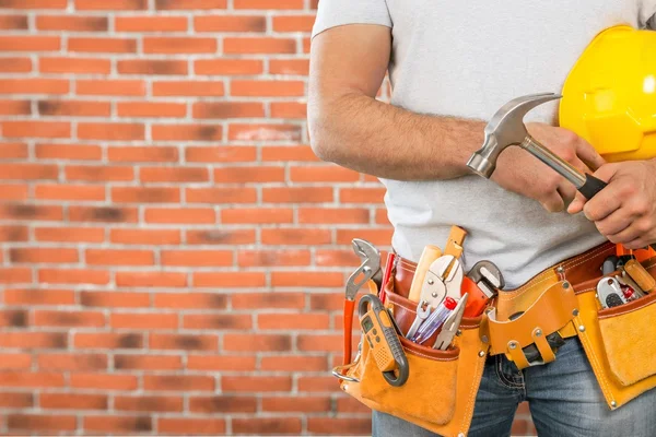 Travailleur avec une ceinture à outils — Photo