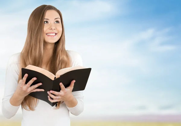 Mujer feliz con Biblia — Foto de Stock