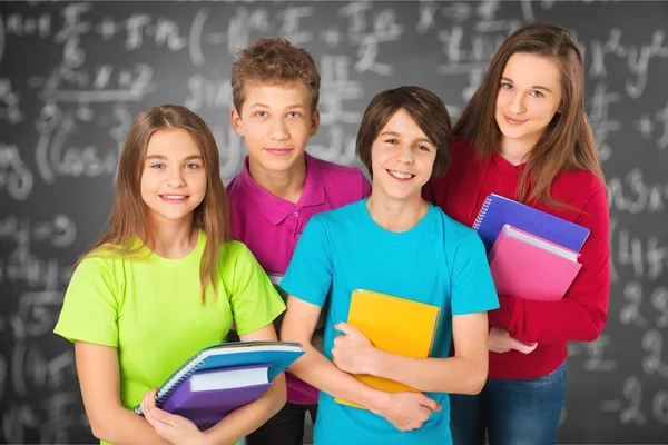 Freundliche Schulkinder mit Rucksäcken — Stockfoto