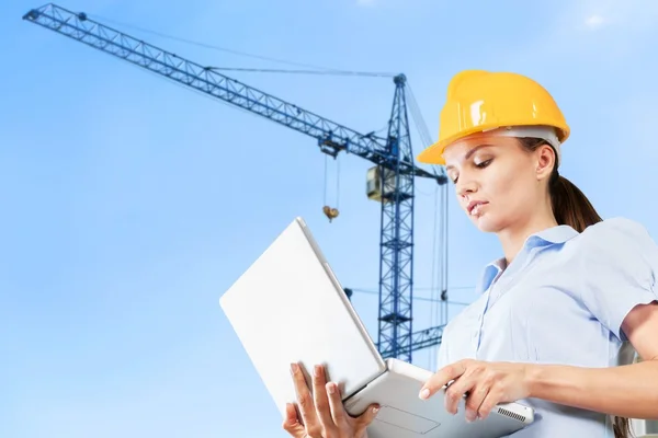 Joven estudiante de arquitectura con portátil — Foto de Stock