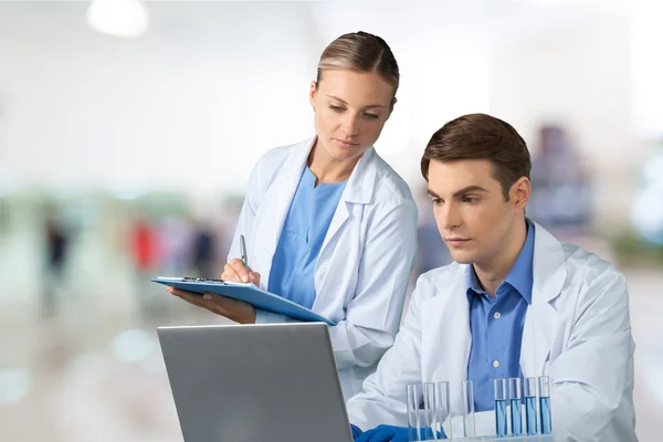 Equipe de médicos falando expertise — Fotografia de Stock