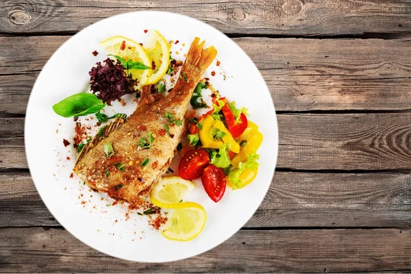 Pescado frito en el plato —  Fotos de Stock