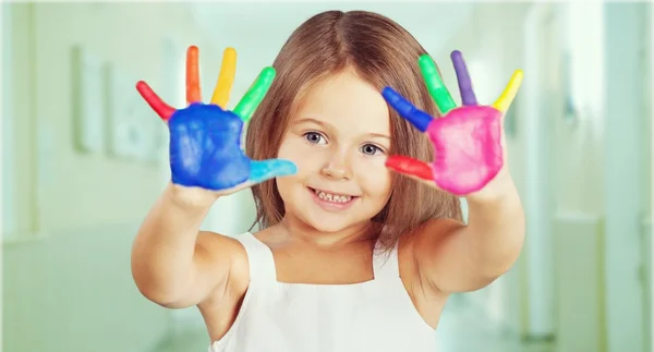 Gadis kecil yang lucu dengan tangan berwarna-warni — Stok Foto
