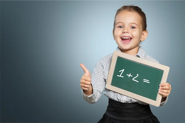 Nettes kleines Schulmädchen mit Tafel — Stockfoto