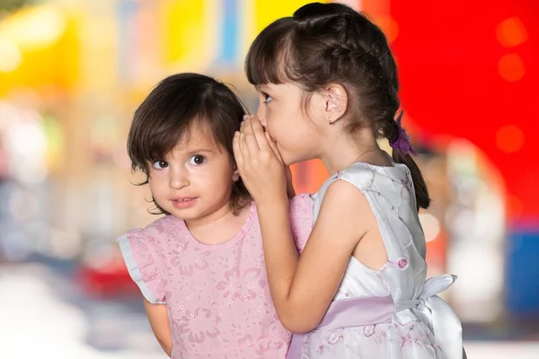 Portret dwóch dziewczynek plotkować — Zdjęcie stockowe
