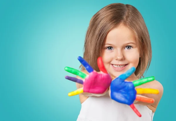 Menina com as mãos pintadas coloridas — Fotografia de Stock