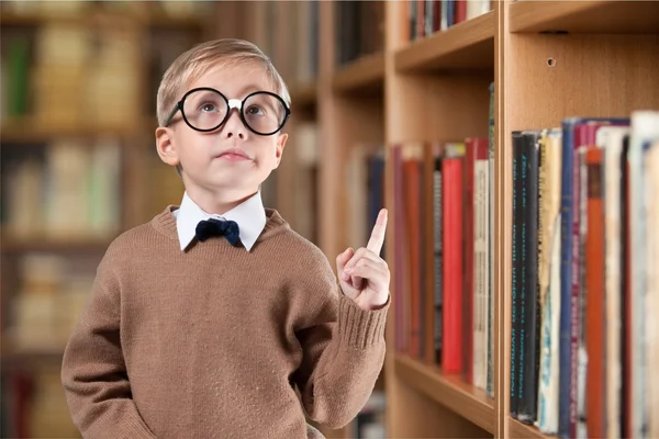 Niño en gafas pensando —  Fotos de Stock