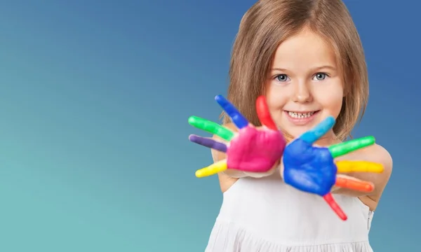 Menina bonito com mãos coloridas — Fotografia de Stock